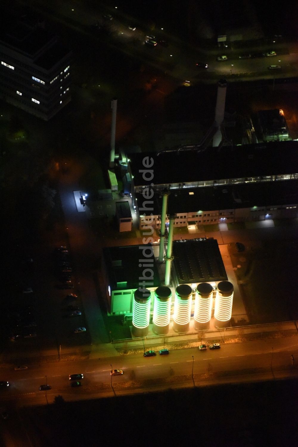 Berlin aus der Vogelperspektive: Licht- Installation am Energieunternehmens BTB Blockheizkraftwerks- Träger und Betreibergesellschaft mbH in Berlin