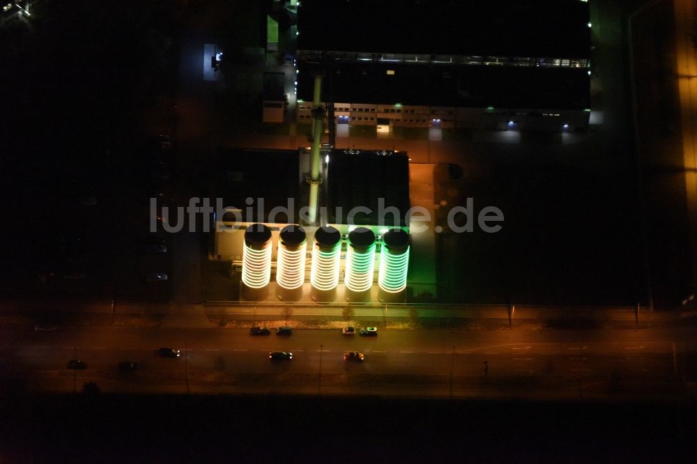 Luftbild Berlin - Licht- Installation am Energieunternehmens BTB Blockheizkraftwerks- Träger und Betreibergesellschaft mbH in Berlin