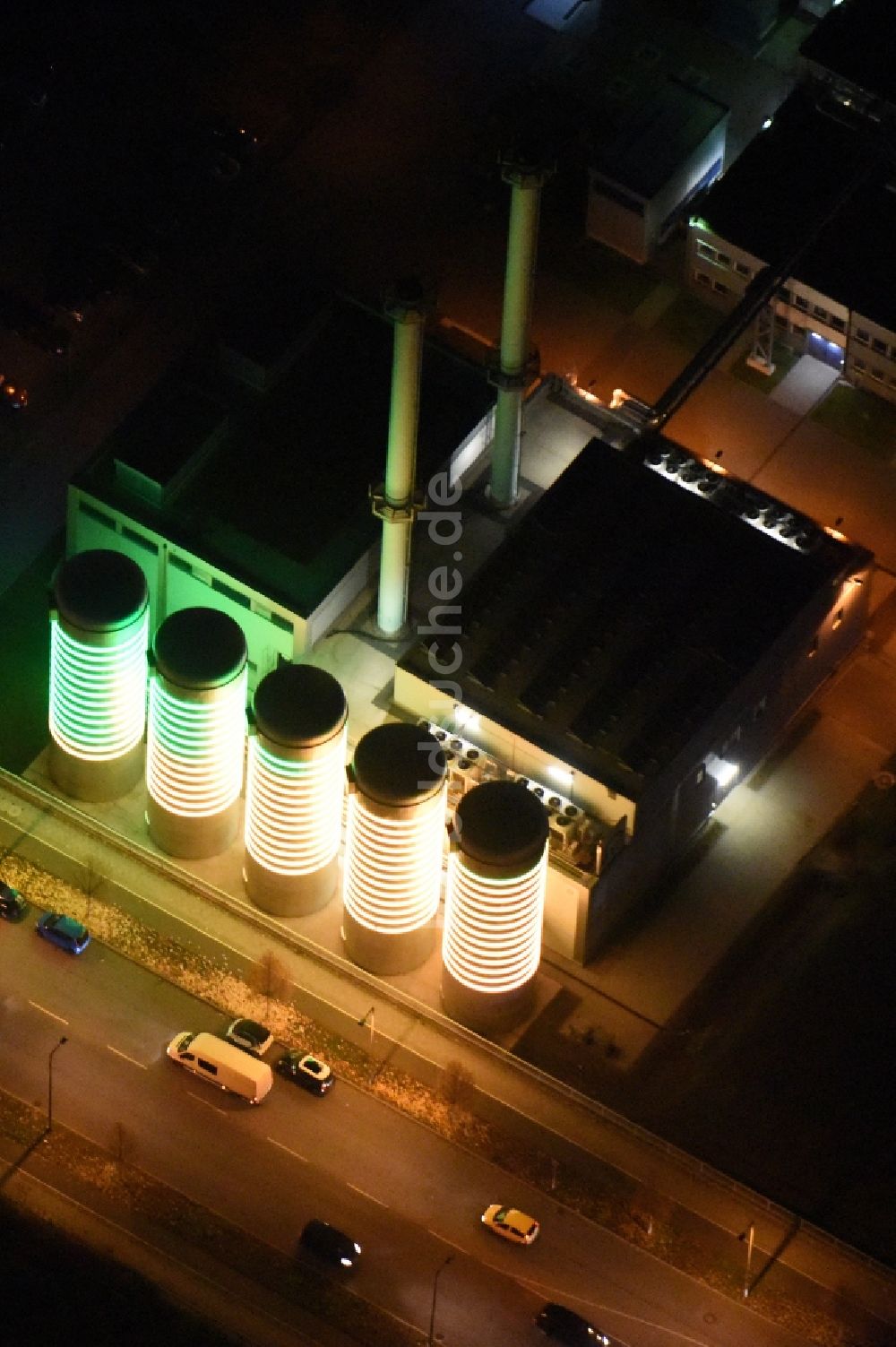 Berlin aus der Vogelperspektive: Licht- Installation am Energieunternehmens BTB Blockheizkraftwerks- Träger und Betreibergesellschaft mbH in Berlin