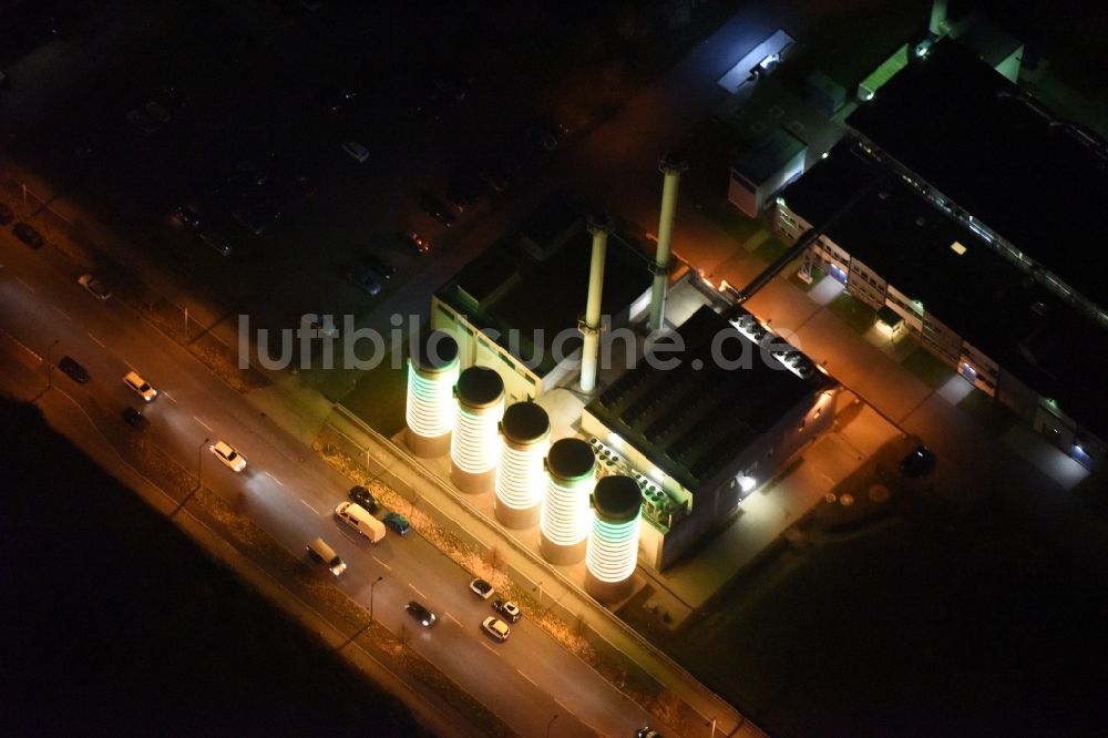 Luftbild Berlin - Licht- Installation am Energieunternehmens BTB Blockheizkraftwerks- Träger und Betreibergesellschaft mbH in Berlin