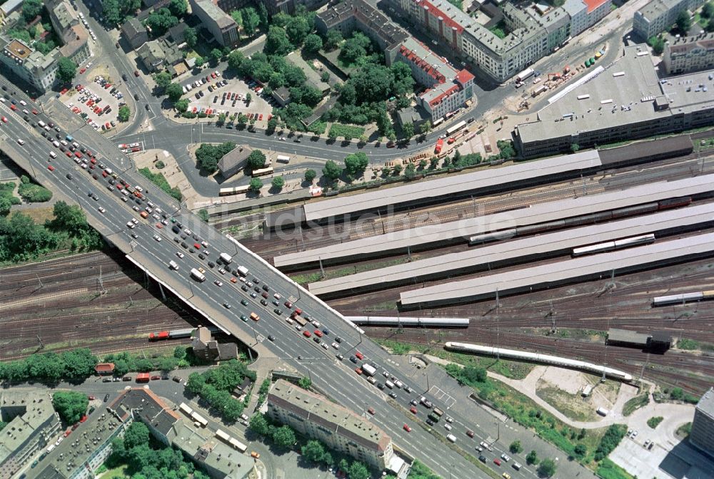 Berlin aus der Vogelperspektive: Lichtenberger Brücke am Bahnhof Berlin-Lichtenberg