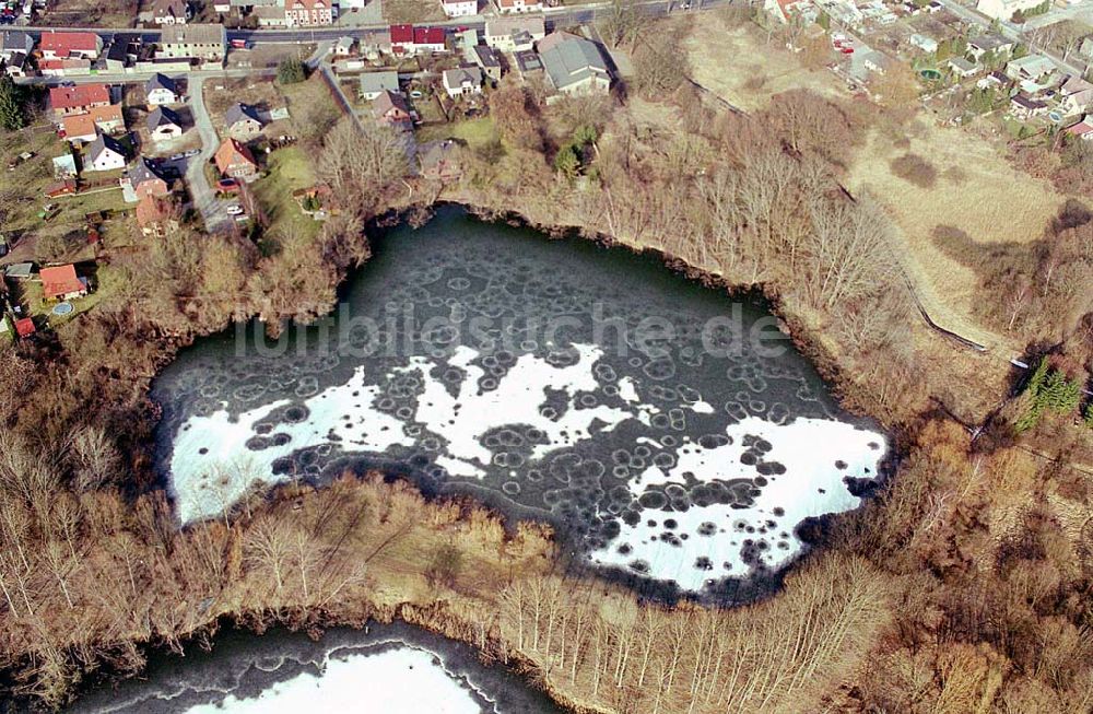 Lichtenow aus der Vogelperspektive: 08.03.04 Lichtenow in Brandenburg, Dorfteich in Winterstimmung