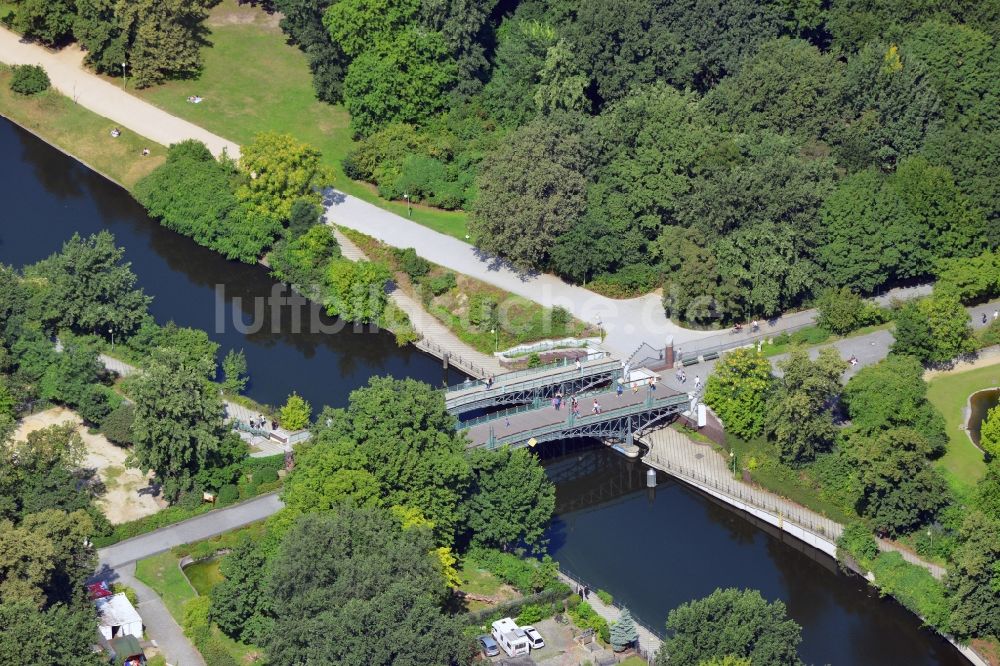 Luftaufnahme Berlin - Lichtensteinbrücke und Rosa-Luxemburg-Steg über den Landwehrkanal in Berlin-Tiergarten