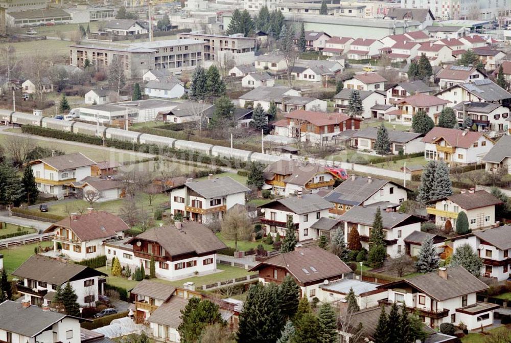 Luftbild - LIDL - Logistikzug auf der Strecke Lambach - Villach in Österreich.