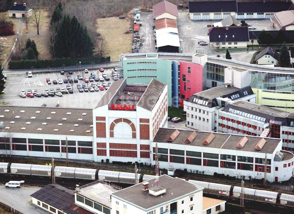 Luftaufnahme - LIDL - Logistikzug auf der Strecke Lambach - Villach in Österreich.