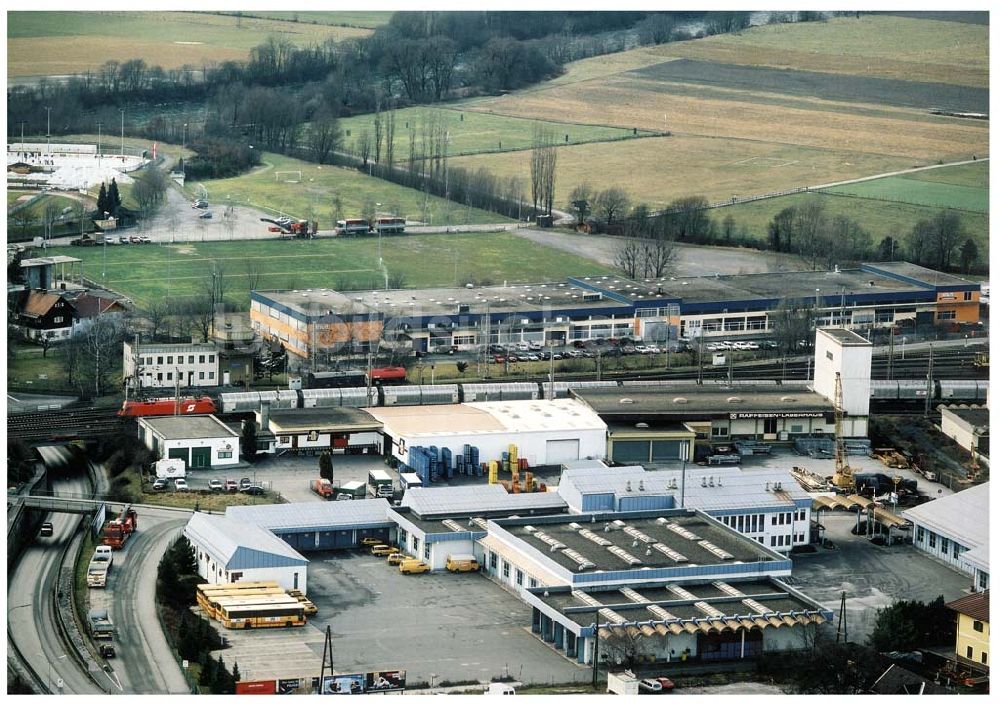  von oben - LIDL - Logistikzug auf der Strecke Lambach - Villach in Österreich.