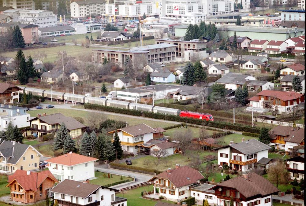  aus der Vogelperspektive: LIDL - Logistikzug auf der Strecke Lambach - Villach in Österreich.