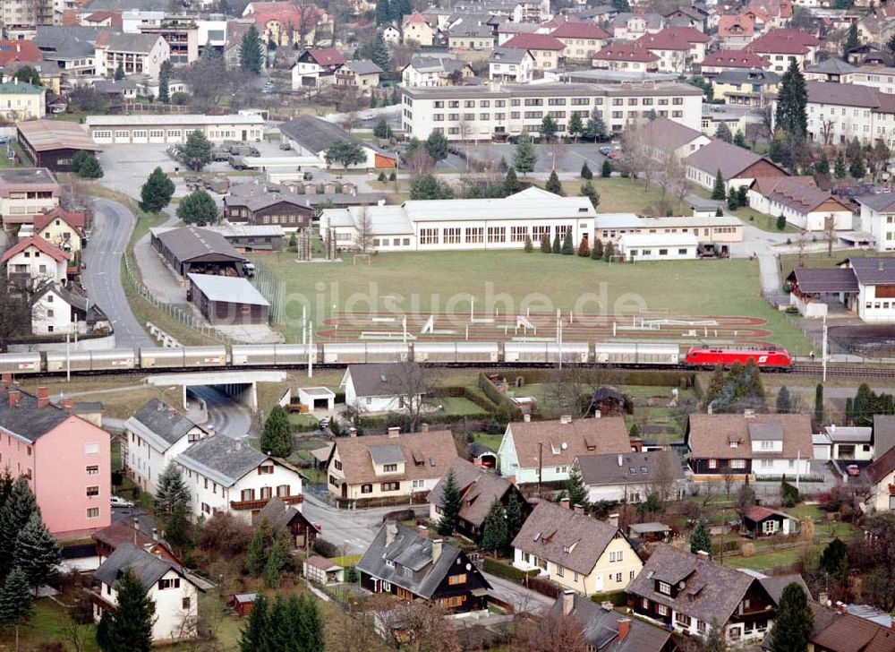 Luftaufnahme - LIDL - Logistikzug auf der Strecke Lambach - Villach in Österreich.