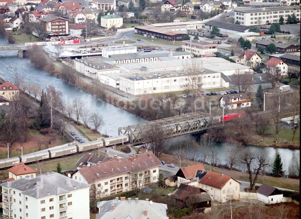  von oben - LIDL - Logistikzug auf der Strecke Lambach - Villach in Österreich.