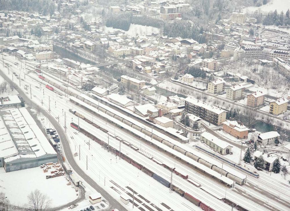  aus der Vogelperspektive: LIDL - Logistikzug auf der Strecke Lambach - Villach in Österreich.