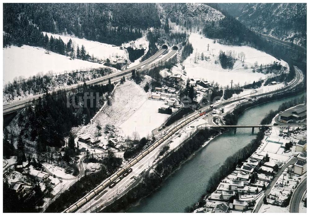 Luftaufnahme - LIDL - Logistikzug auf der Strecke Lambach - Villach in Österreich.