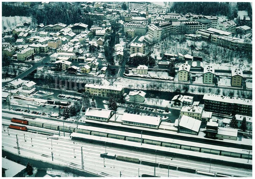  von oben - LIDL - Logistikzug auf der Strecke Lambach - Villach in Österreich.