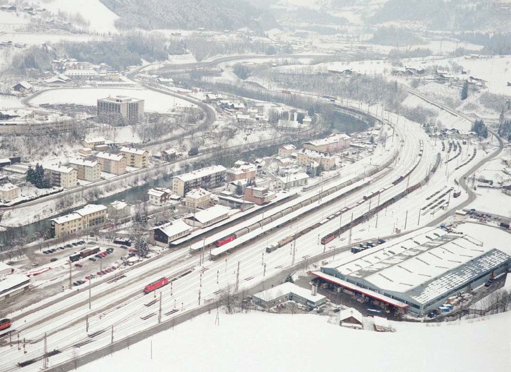  aus der Vogelperspektive: LIDL - Logistikzug auf der Strecke Lambach - Villach in Österreich.