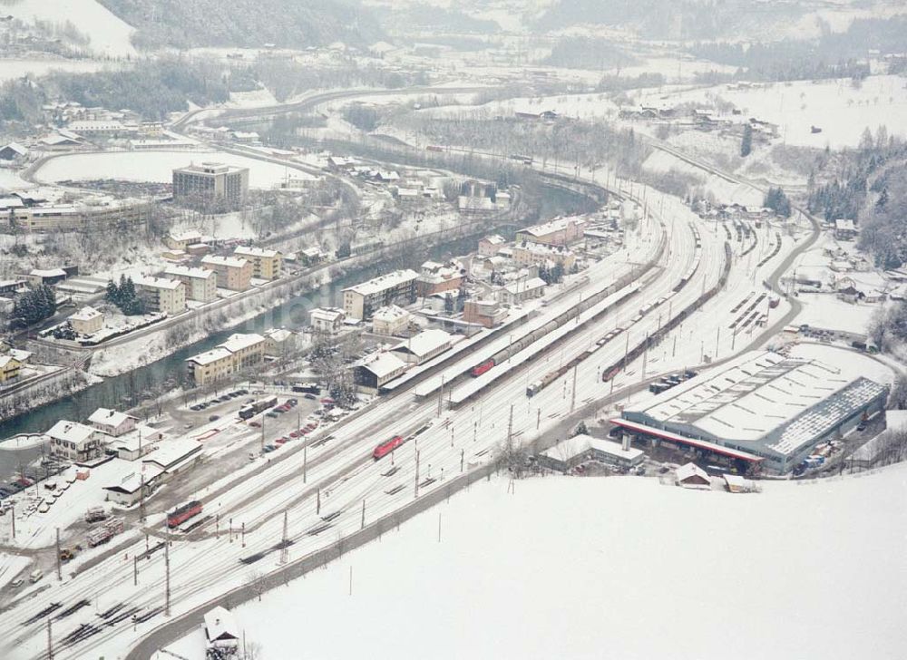 Luftbild - LIDL - Logistikzug auf der Strecke Lambach - Villach in Österreich.