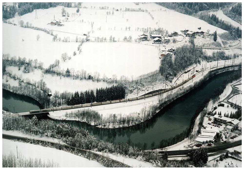 Luftaufnahme - LIDL - Logistikzug auf der Strecke Lambach - Villach in Österreich.