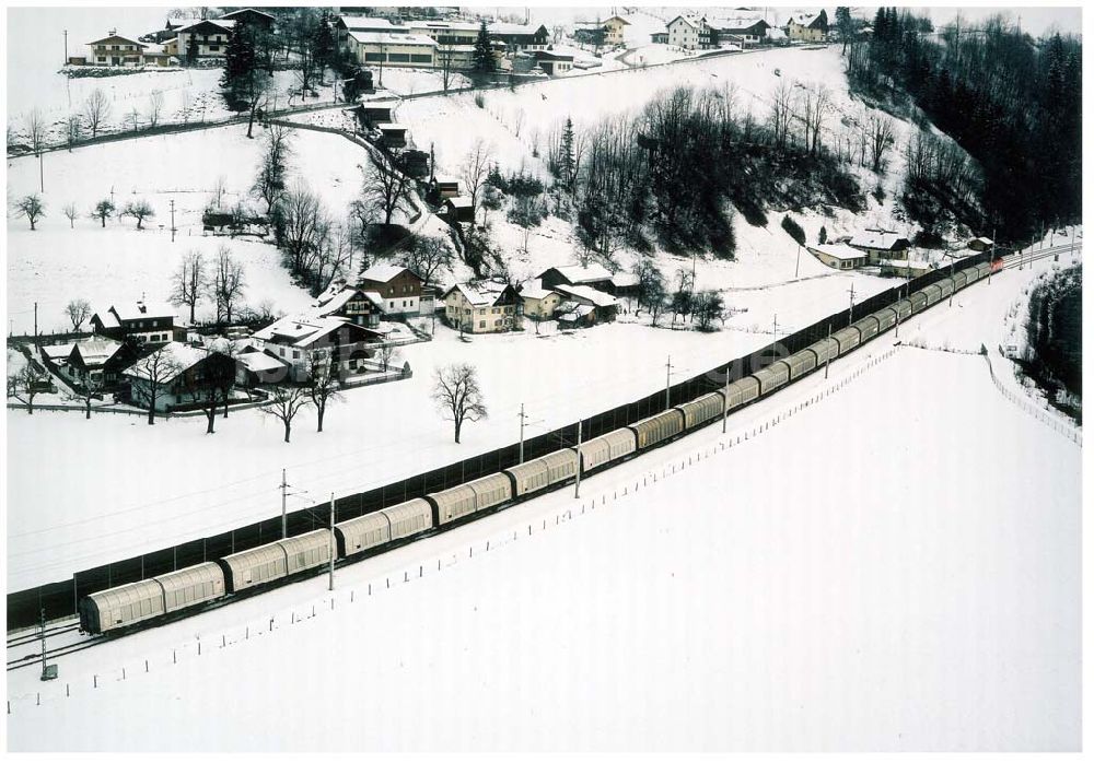  von oben - LIDL - Logistikzug auf der Strecke Lambach - Villach in Österreich.