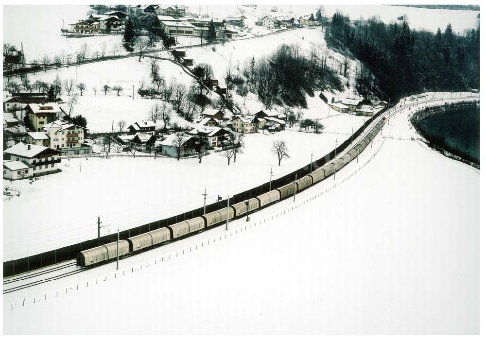  aus der Vogelperspektive: LIDL - Logistikzug auf der Strecke Lambach - Villach in Österreich.