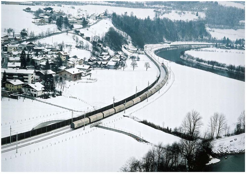 Luftbild - LIDL - Logistikzug auf der Strecke Lambach - Villach in Österreich.