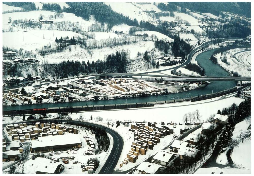 Luftaufnahme - LIDL - Logistikzug auf der Strecke Lambach - Villach in Österreich.