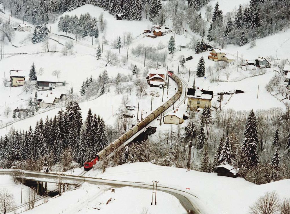  aus der Vogelperspektive: LIDL - Logistikzug auf der Strecke Lambach - Villach in Österreich.