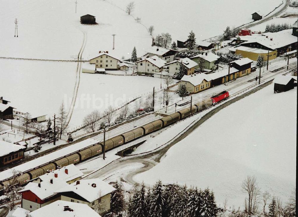 Luftbild - LIDL - Logistikzug auf der Strecke Lambach - Villach in Österreich.