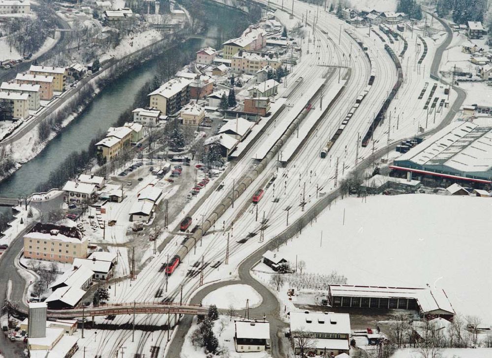 Luftaufnahme - LIDL - Logistikzug auf der Strecke Lambach - Villach in Österreich.