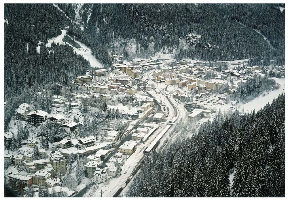  aus der Vogelperspektive: LIDL - Logistikzug auf der Strecke Lambach - Villach in Österreich.