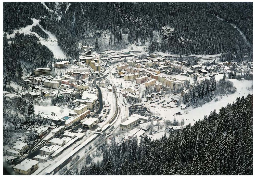 Luftbild - LIDL - Logistikzug auf der Strecke Lambach - Villach in Österreich.