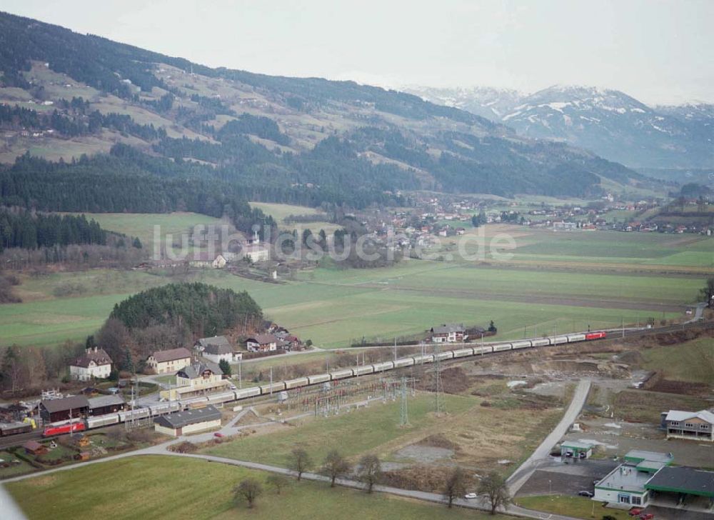  von oben - LIDL - Logistikzug auf der Strecke Lambach - Villach in Österreich.