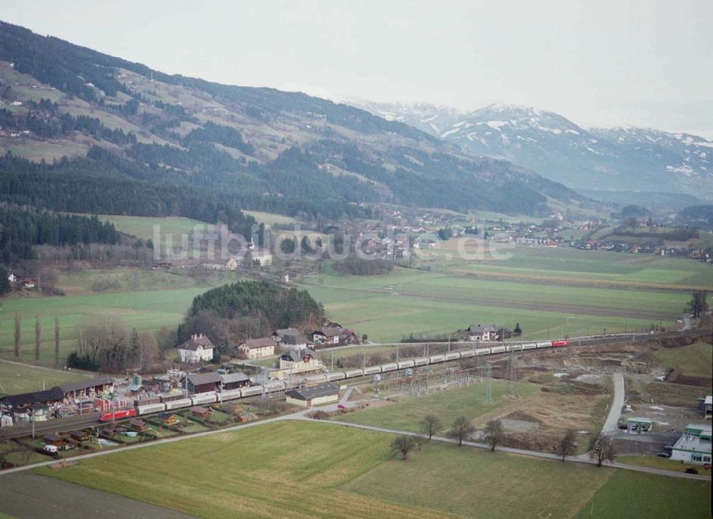  aus der Vogelperspektive: LIDL - Logistikzug auf der Strecke Lambach - Villach in Österreich.