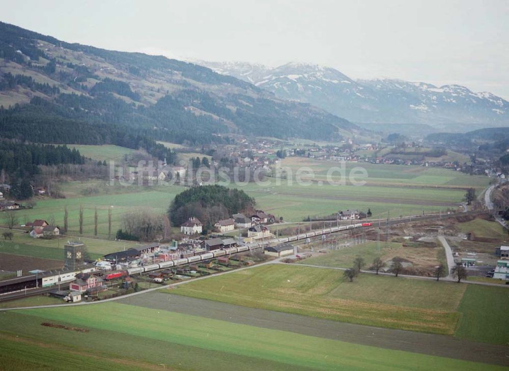 Luftbild - LIDL - Logistikzug auf der Strecke Lambach - Villach in Österreich.