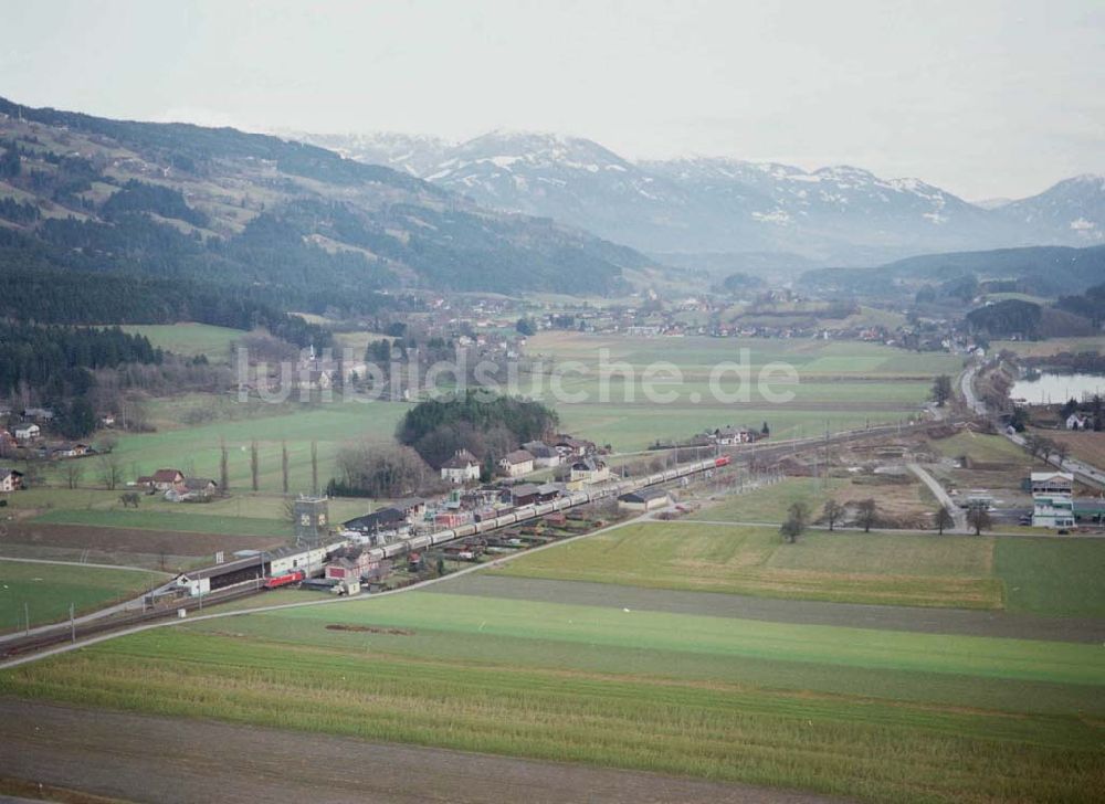 Luftaufnahme - LIDL - Logistikzug auf der Strecke Lambach - Villach in Österreich.