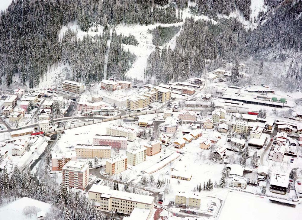 Luftbild - LIDL - Logistikzug auf der Strecke Lambach - Villach in Österreich.