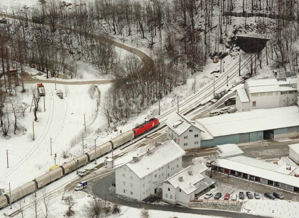  von oben - LIDL - Logistikzug auf der Strecke Lambach - Villach in Österreich.