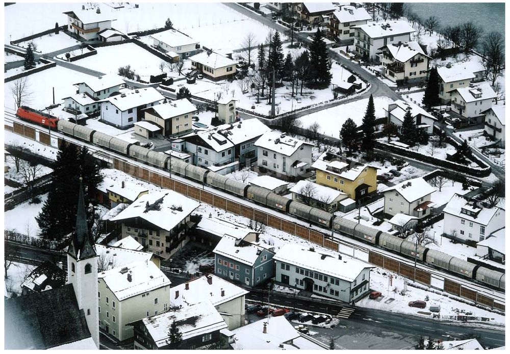  aus der Vogelperspektive: LIDL - Logistikzug auf der Strecke Lambach - Villach in Österreich.