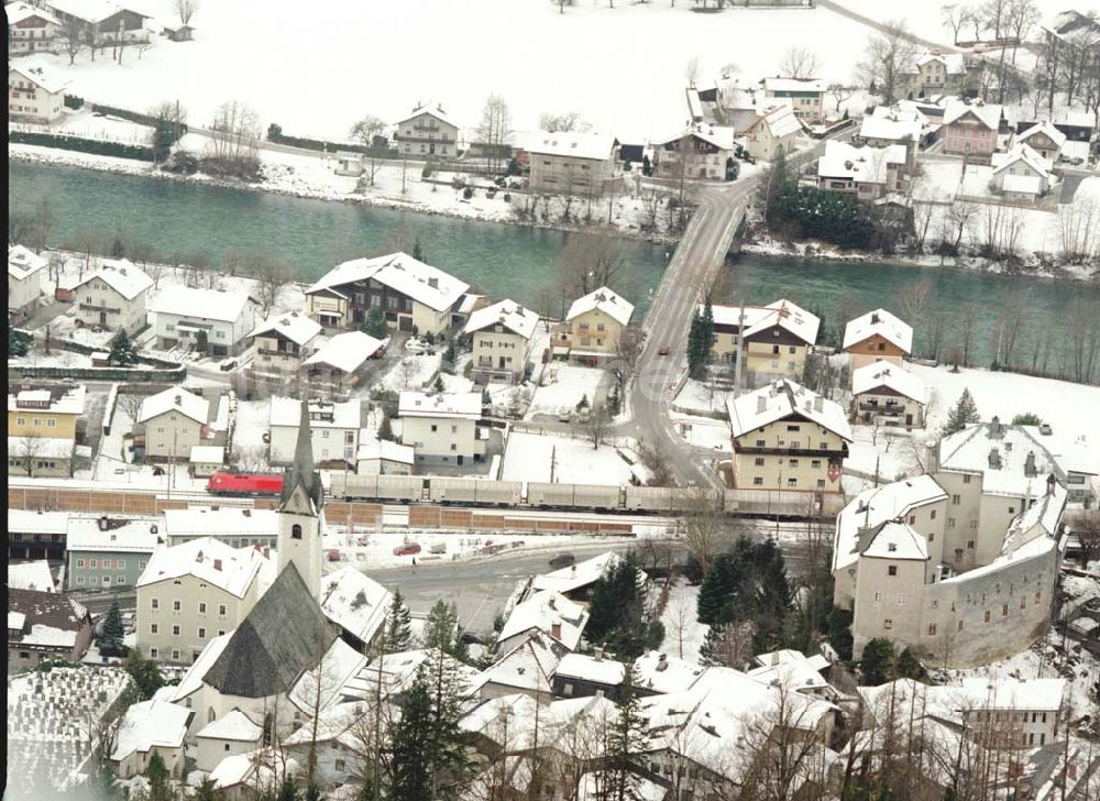 Luftbild - LIDL - Logistikzug auf der Strecke Lambach - Villach in Österreich.