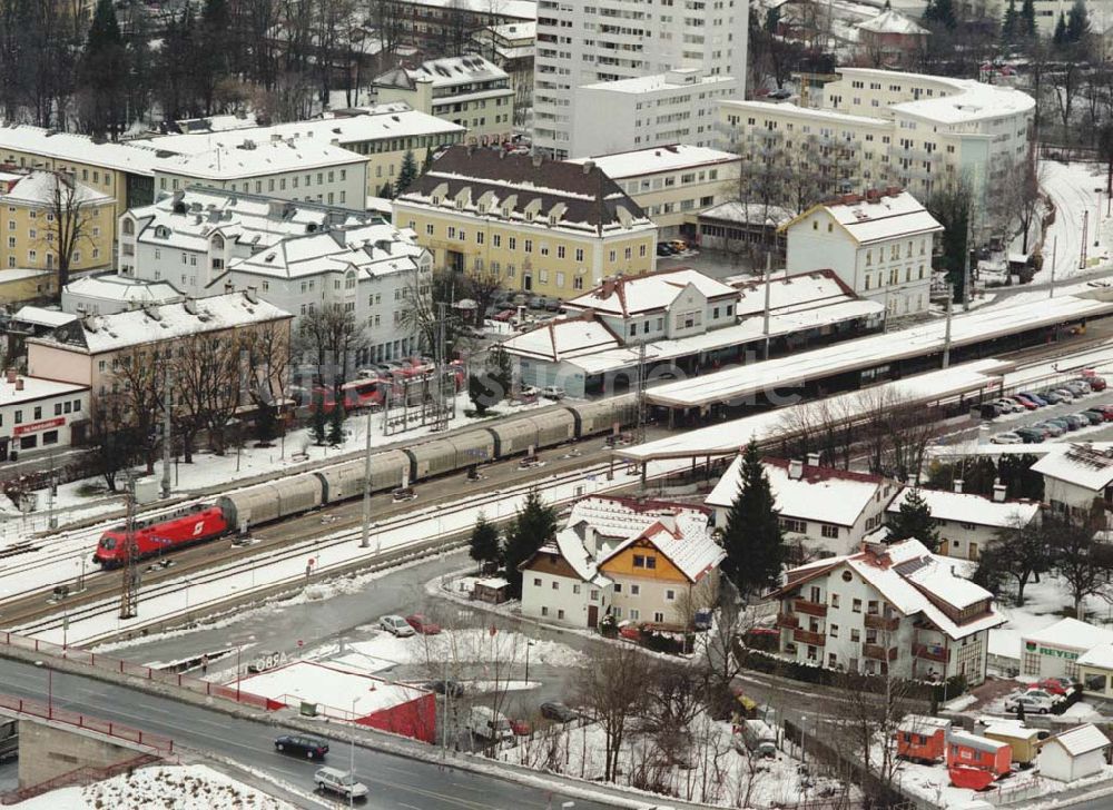 Luftaufnahme - LIDL - Logistikzug auf der Strecke Lambach - Villach in Österreich.