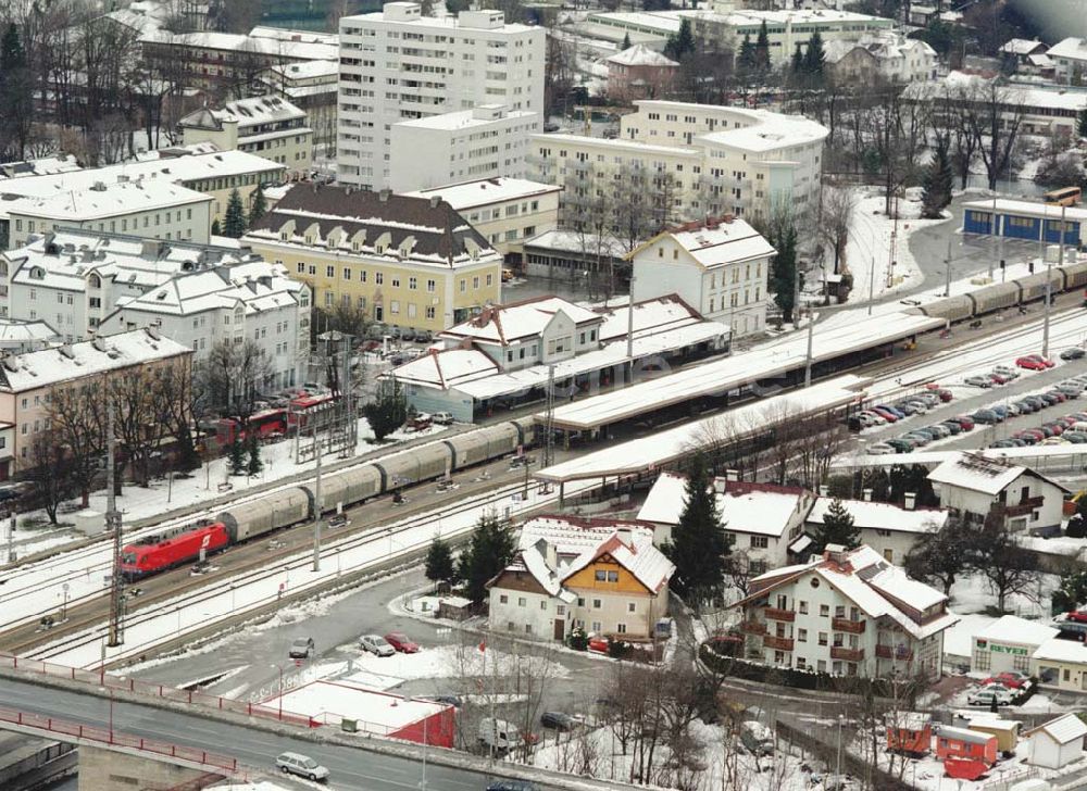  von oben - LIDL - Logistikzug auf der Strecke Lambach - Villach in Österreich.