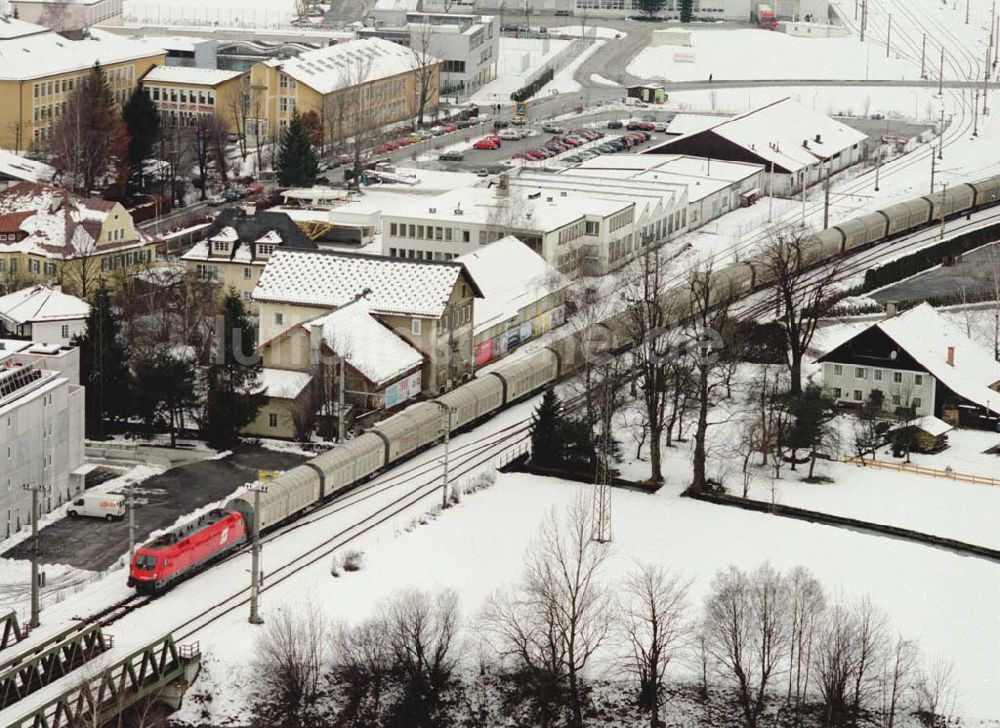  aus der Vogelperspektive: LIDL - Logistikzug auf der Strecke Lambach - Villach in Österreich.