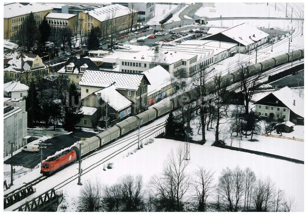 Luftbild - LIDL - Logistikzug auf der Strecke Lambach - Villach in Österreich.