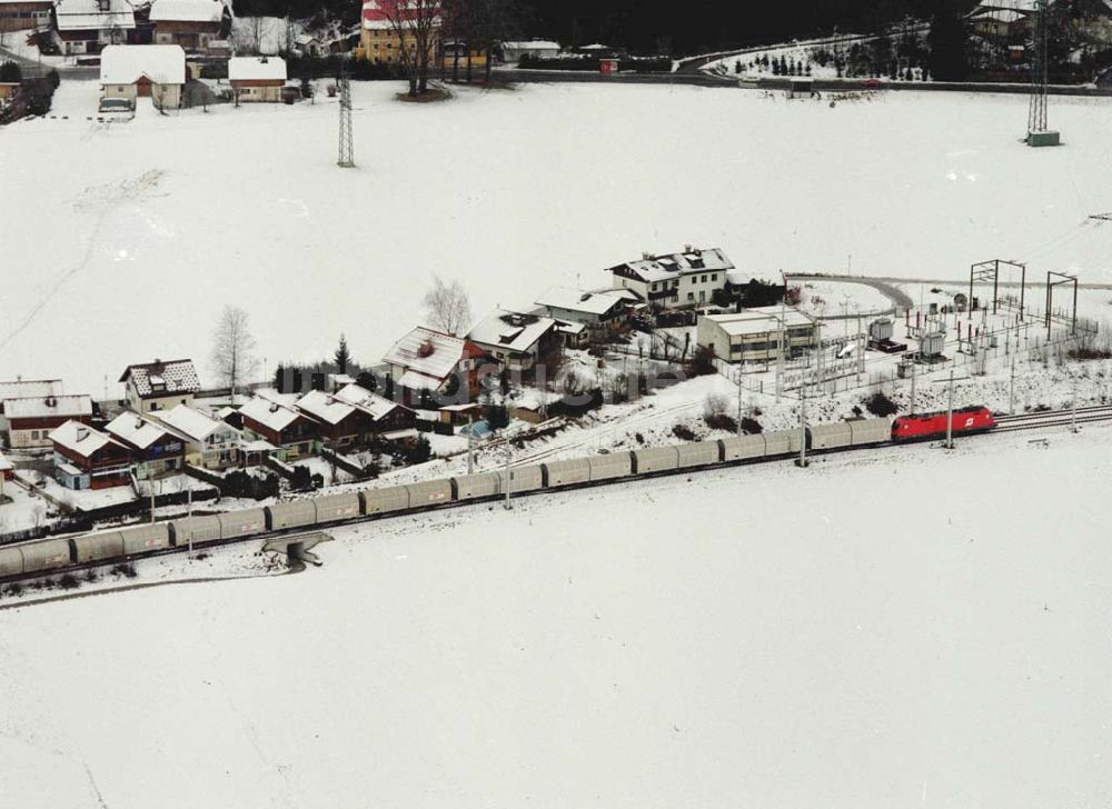 Luftaufnahme - LIDL - Logistikzug auf der Strecke Lambach - Villach in Österreich.