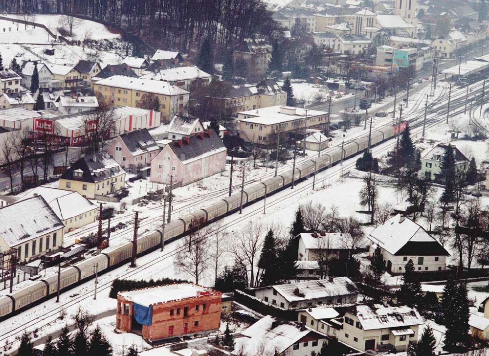 Luftbild - LIDL - Logistikzug auf der Strecke Lambach - Villach in Österreich.