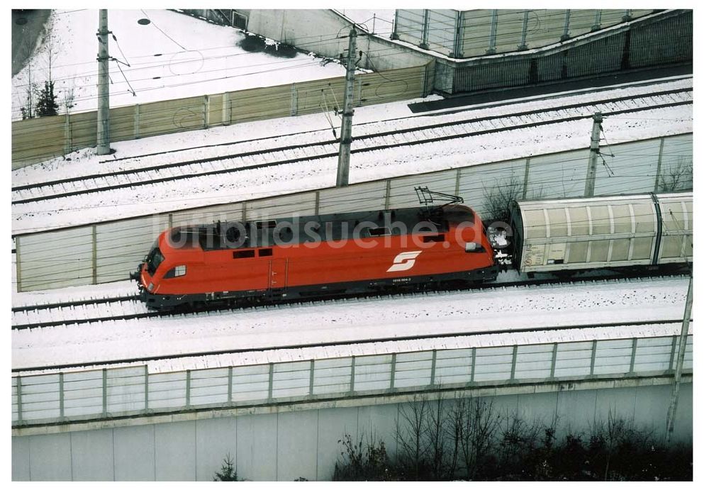 Luftbild - LIDL - Logistikzug auf der Strecke Lambach - Villach in Österreich.