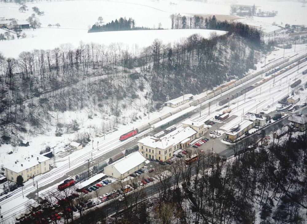  von oben - LIDL - Logistikzug auf der Strecke Lambach - Villach in Österreich.