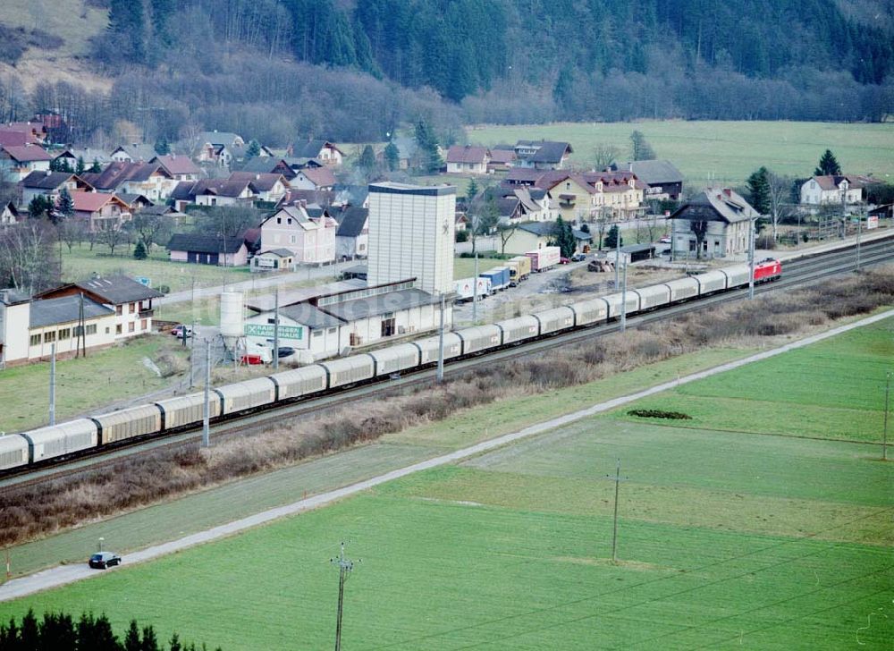 Luftbild - LIDL - Logistikzug auf der Strecke Lambach - Villach in Österreich.