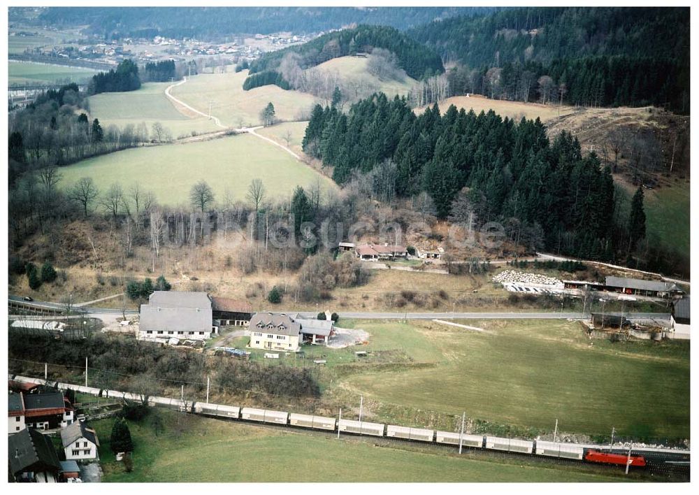 Luftbild - LIDL - Logistikzug auf der Strecke Lambach - Villach in Österreich.