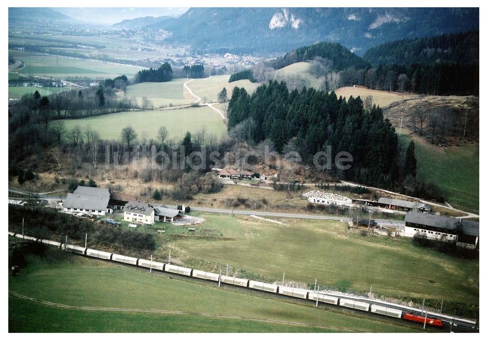 Luftaufnahme - LIDL - Logistikzug auf der Strecke Lambach - Villach in Österreich.