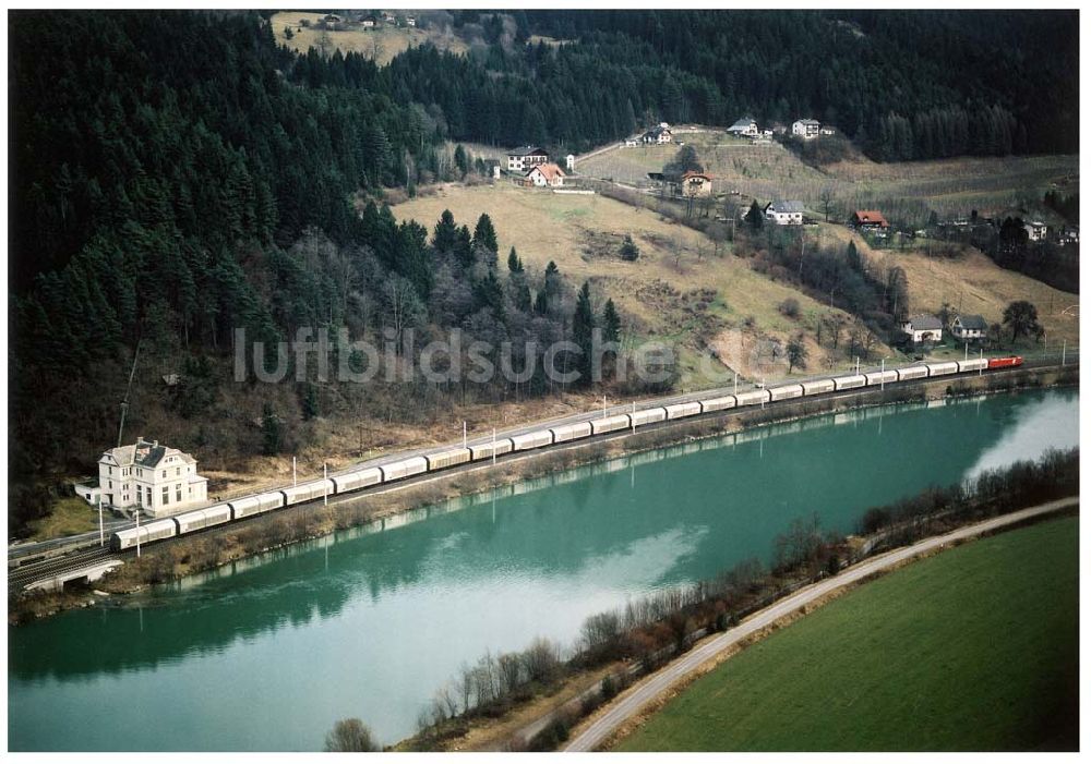  von oben - LIDL - Logistikzug auf der Strecke Lambach - Villach in Österreich.