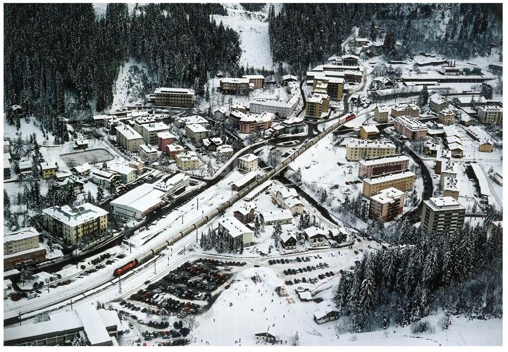 Luftaufnahme Österreich - LIDL - Logistikzug auf der Strecke Lambach - Villach in Österreich.