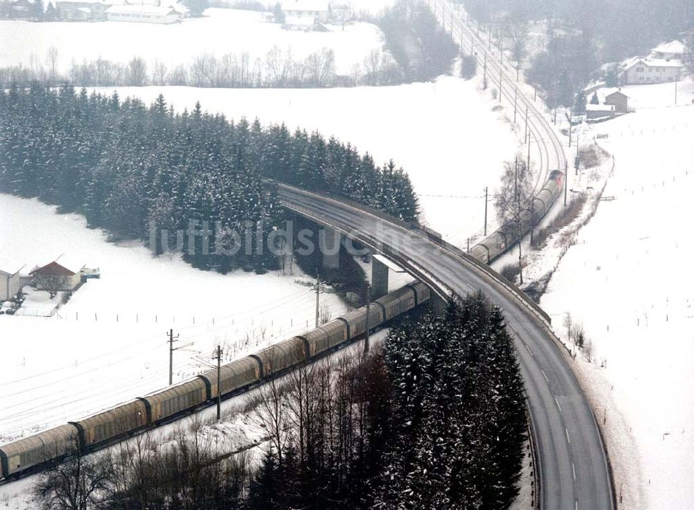 Österreich aus der Vogelperspektive: LIDL - Logistikzug auf der Strecke Lambach - Villach in Österreich.